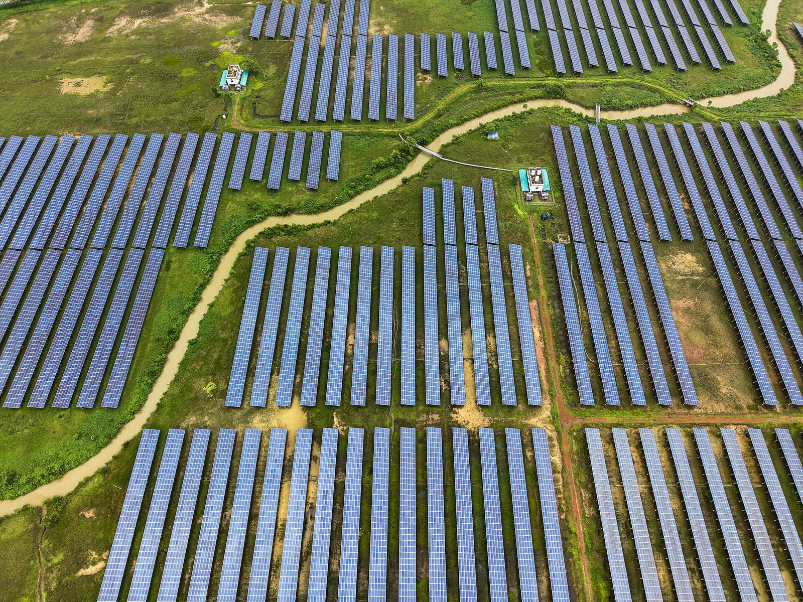 Vista aérea de uma usina solar fotovoltaica em campo aberto